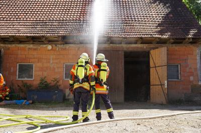 Angriffsuebung Aussiedlerhof Jushof - Freiwillige Feuerwehr Neuffen